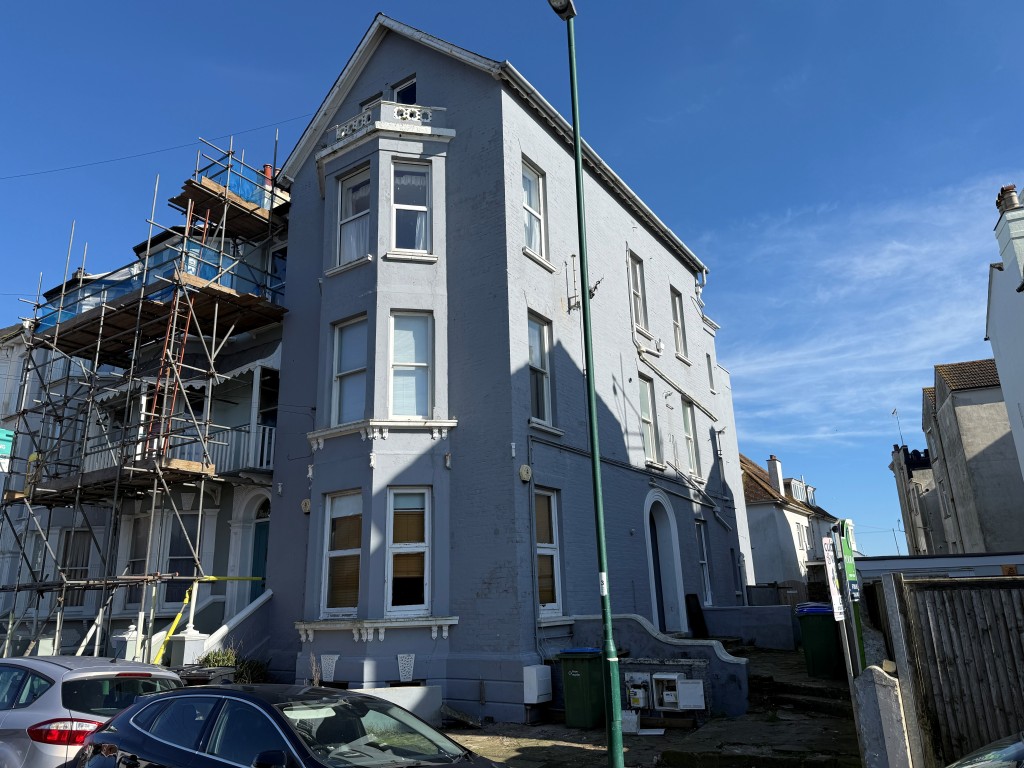 Lot: 71 - THREE-BEDROOM FLAT FOR INVESTMENT CLOSE TO SEAFRONT - Front elevation